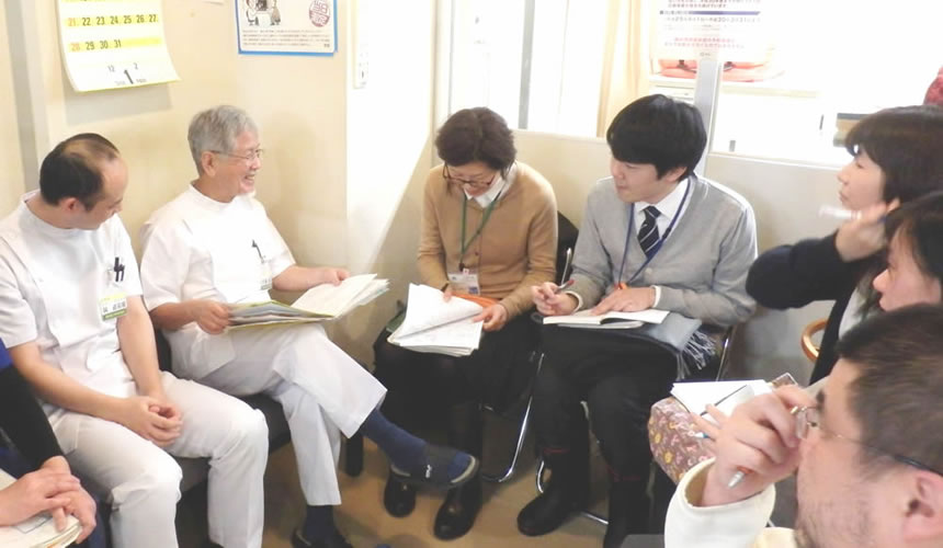 直接顔を見合わせて相談や情報交換し合う合同カンファレンスの様子